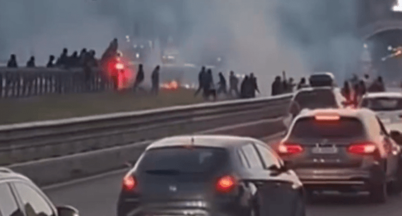 Χούλιγκαν στην Ιταλία τα έκαναν «μπάχαλο» στον δρόμο / Screenshot