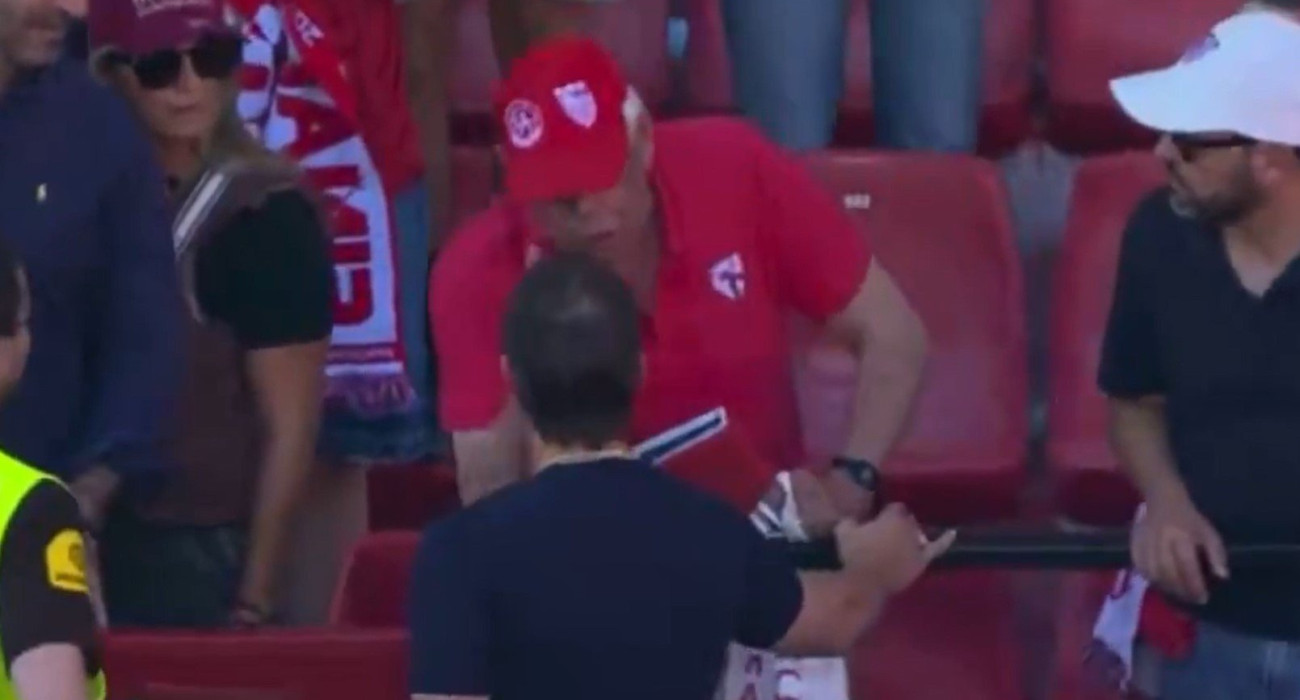 Ο Ματίας Αλμέιδα τα... άκουσε από οπαδό της Σεβίλλης μετά την ήττα της ομάδας του / Screenshot