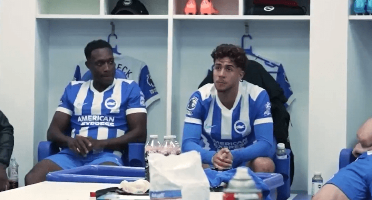 Ο Μπάμπης Κωστούλας στα αποδυτήρια της Μπράιτον / Screenshot