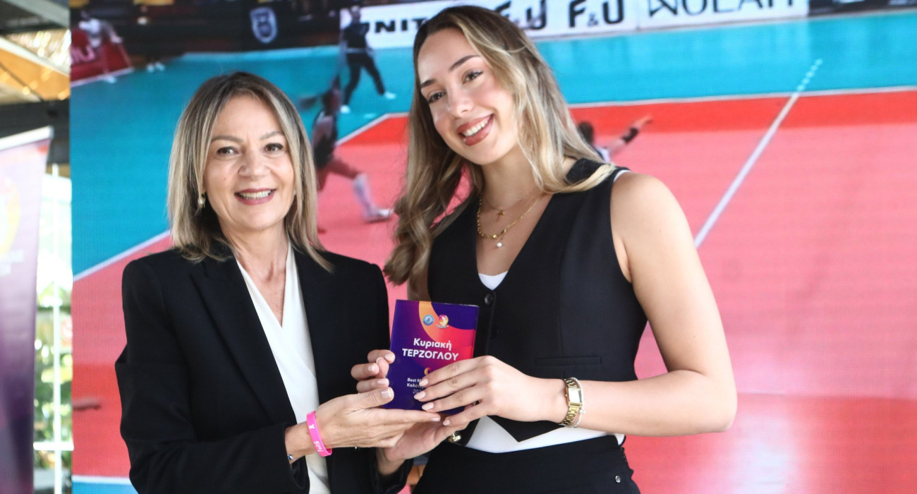 Η Κική Τερζόγλου με το βραβείο της κορυφαίας κεντρικού για τη σεζόν 2024-2025 της Volley League Γυναικών / Πηγή: Intime