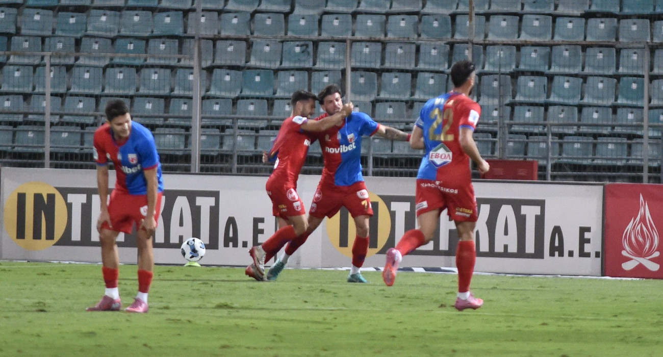 Οι ποδοσφαιριστές του Βόλου πανηγυρίζουν το γκολ επί του Πανσερραϊκού / Πηγή: Eurokinissi