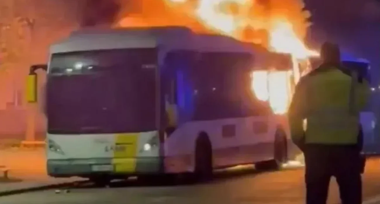Το πούλμαν που έβαλαν φωτιά οι οπαδοί της Μπαρτσελόνα / Screenshot