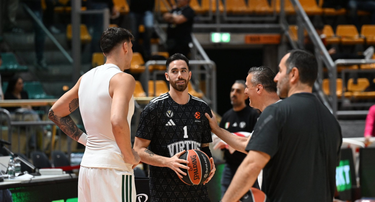 Ο Λούκα Βιλντόσα μιλά με τον Ντίνο Μήτολγου / Πηγή: Βαγγέλης Στόλης