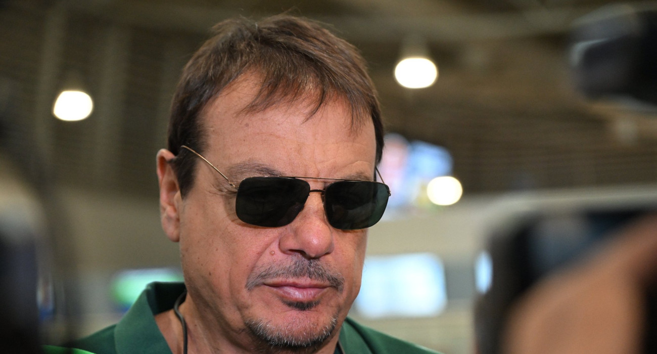 Ο Εργκίν Αταμάν κατά την αναχώρηση του Παναθηναϊκού για το Μονακό/Βαγγέλης Στόλης