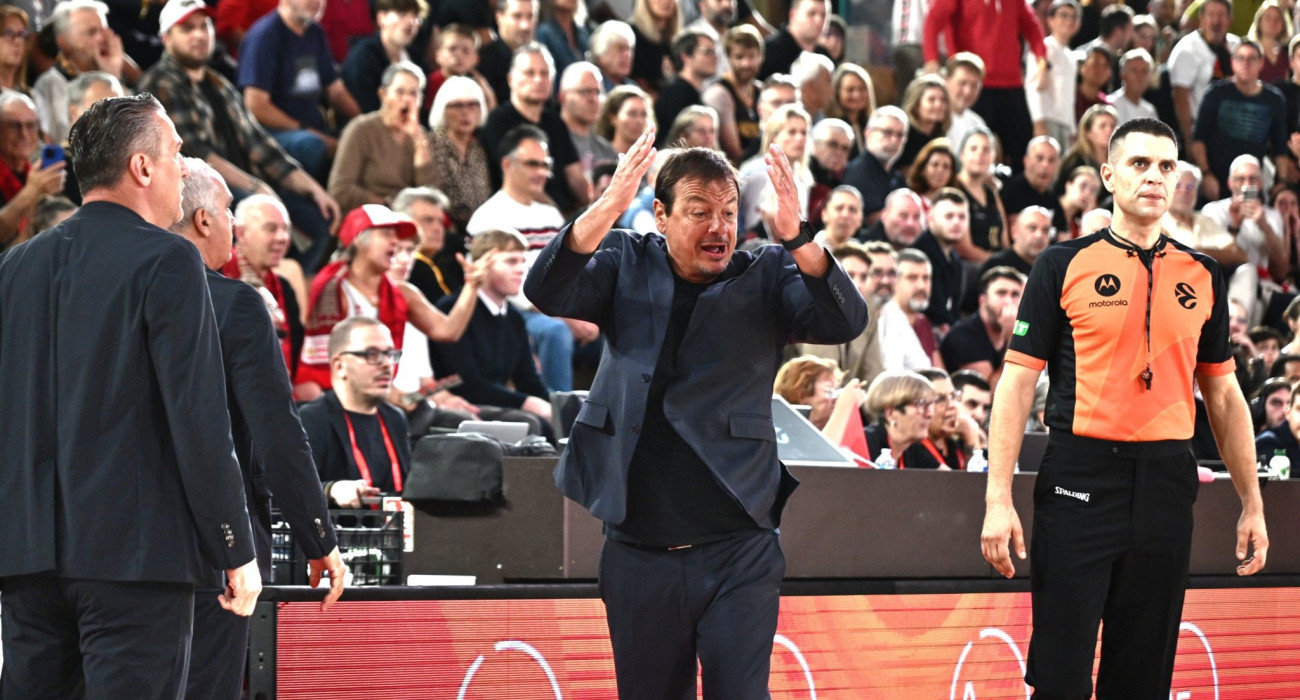 Ο Εργκίν Αταμάν έξαλλος με τους διαιτητές στο Μονακό / Πηγή: Βαγγέλης Στόλης