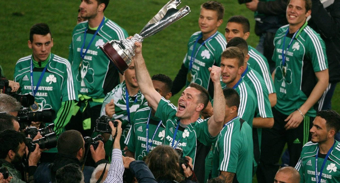 Ο Στέφανος Κοτσόλης πανηγυρίζει με την φανέλα του Παναθηναϊκού το κύπελλο / Πηγή: Eurokinissi