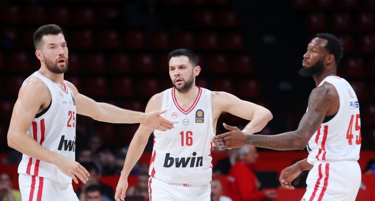 Πίτερς, Παπανικολάου και Χολ σε αγώνα του Ολυμπιακού / Πηγή: Intime