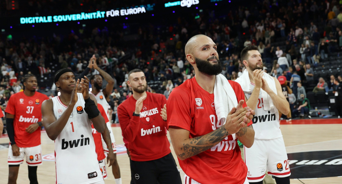 Οι παίκτες του Ολυμπιακού πανηγυρίζουν τη νίκη επί της Μπάγερν στο Μόναχο/Πηγή: Eurokinissi