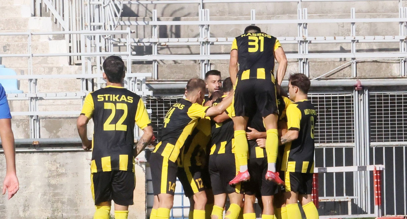 Οι ποδοσφαιριστές της Αναγέννησης Καρδίτσας πανηγυρίζουν / Πηγή: Eurokinissi