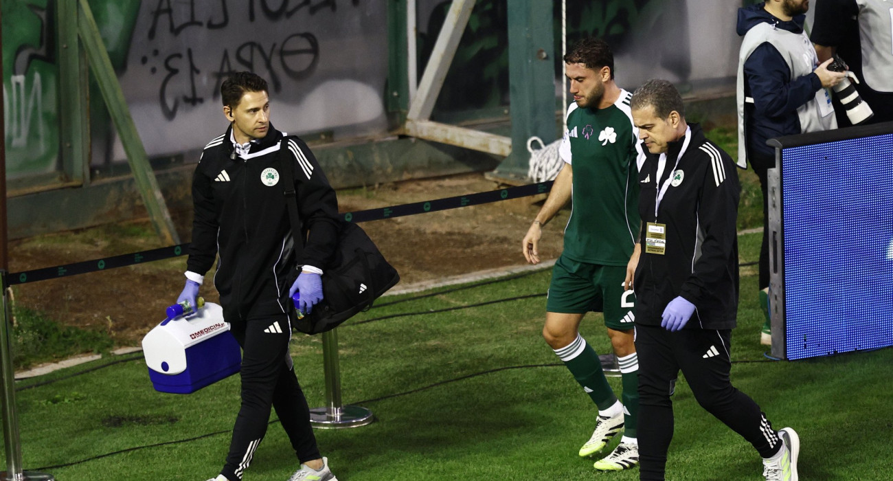 Ο Ντάβιντε Καλάμπρια αποχωρεί από τον αγωνιστικό χώρο / Πηγή: InTime