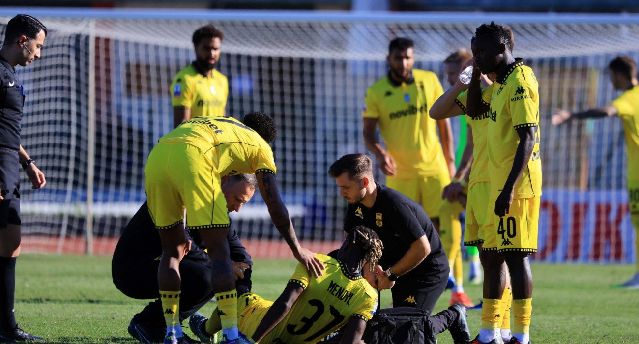 Ο τραυματισμός του Μεντίλ στο ματς με το Αιγάλεω/Πηγή: Intime