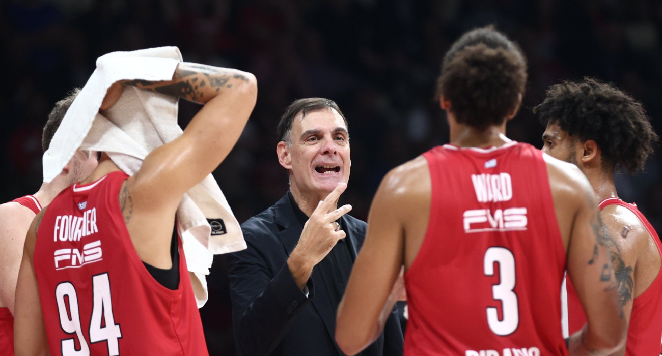 Ο Γιώργος Μπαρτζώκας δίνει οδηγίες στο ματς του Ολυμπιακού με τη Μονακό/Πηγή: Intime