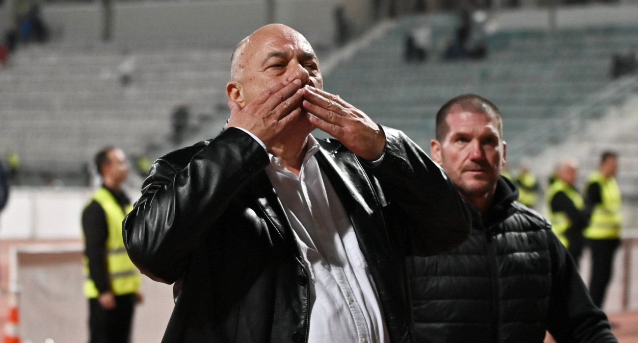 Ο Αχιλλέας Μπέος στέλνει... φιλάκια στον κόσμο του Παναθηναϊκού / Πηγή: InTime