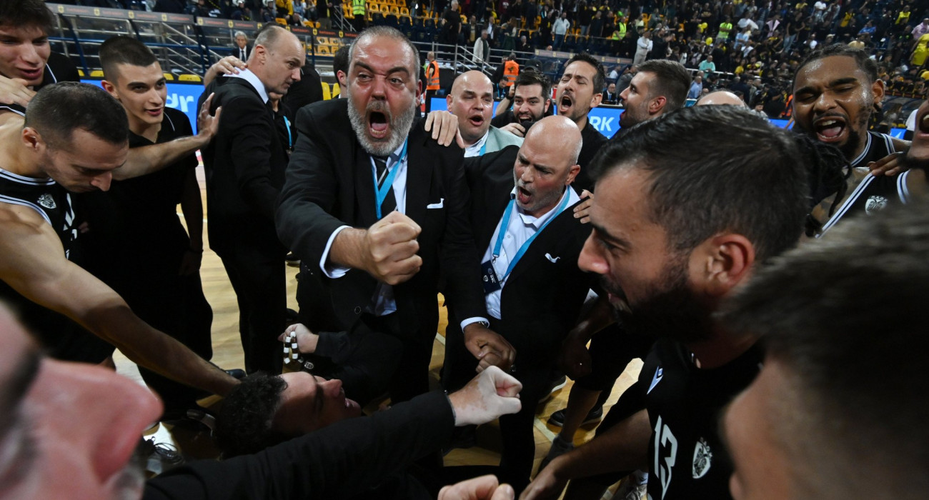 Οι παίκτες του ΠΑΟΚ πανηγυρίζουν με τον Γιαννάκη, Πηγή: Intime