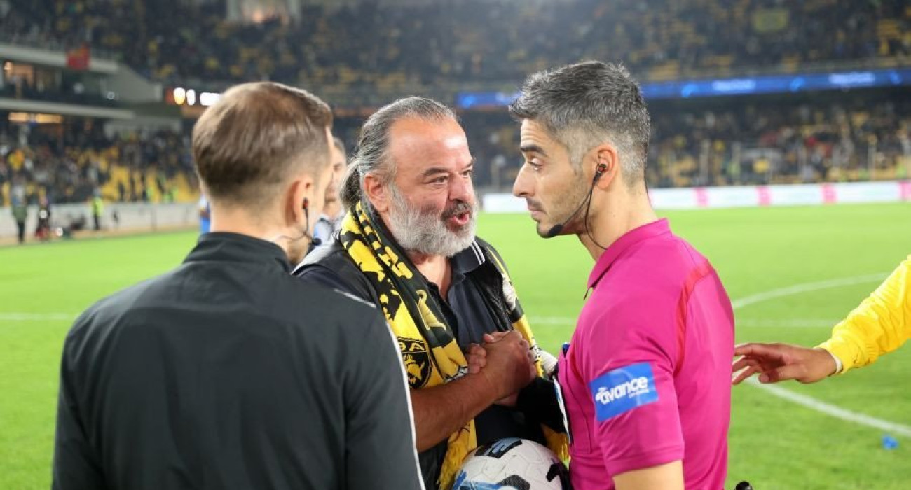 O Μάριος Ηλιόπουλος με τον διαιτητή Παπαδόπουλο μετά το ΑΕΚ-Παναιτωλικός / Πηγή: Intime