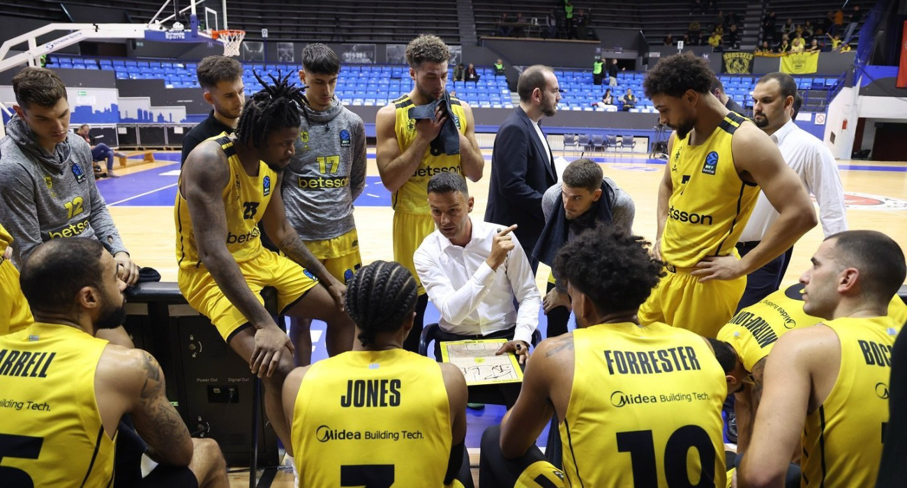 Ο Ιγκόρ Μίλιτσιτς και οι παίκτες του Άρη - Πηγή: ARIS BC