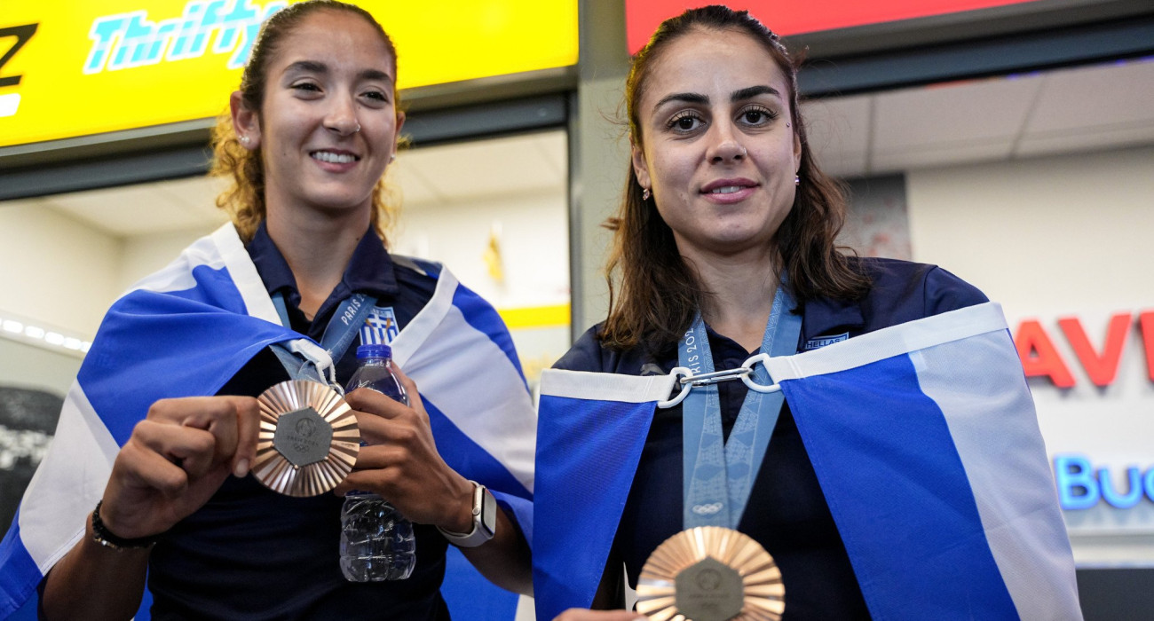 Ζωή Φίτσιου (δεξιά) και Μηλένα Κοντού (αριστερά) με τα χάλκινα ολυμπιακά τους μετάλλια / Πηγή: Eurokinissi