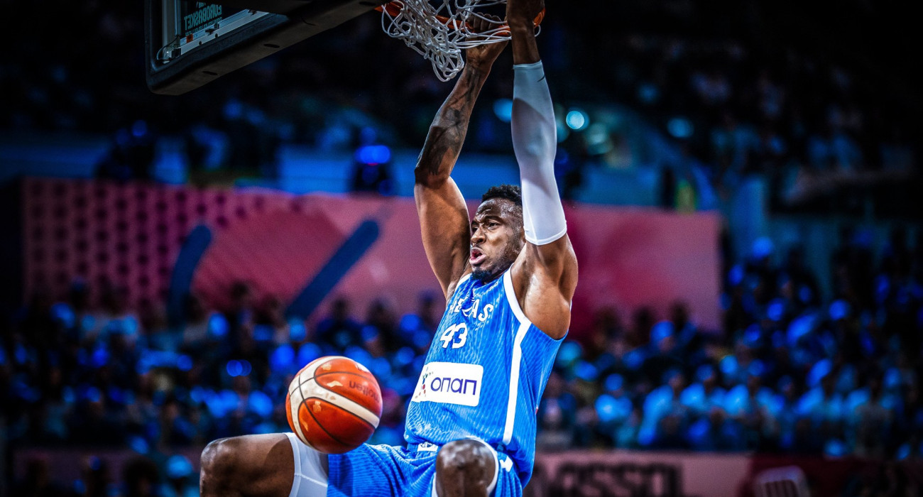 Ο Θανάσης Αντετοκούνμπο καρφώνει με μανία φορώντας τη φανέλα της Εθνικής Ελλάδας / Πηγή: Eurokinissi