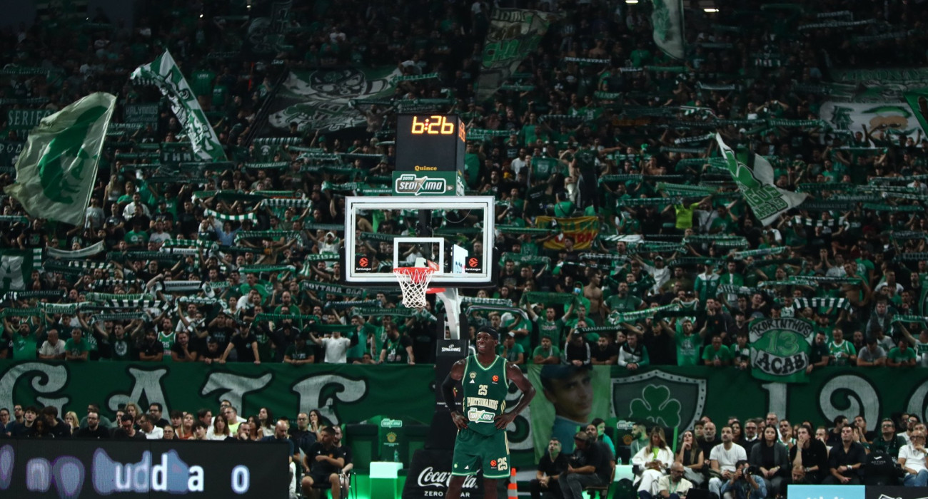 Οι φίλοι του Παναθηναϊκού στο κλειστό του ΟΑΚΑ/Πηγή: eurokinissi