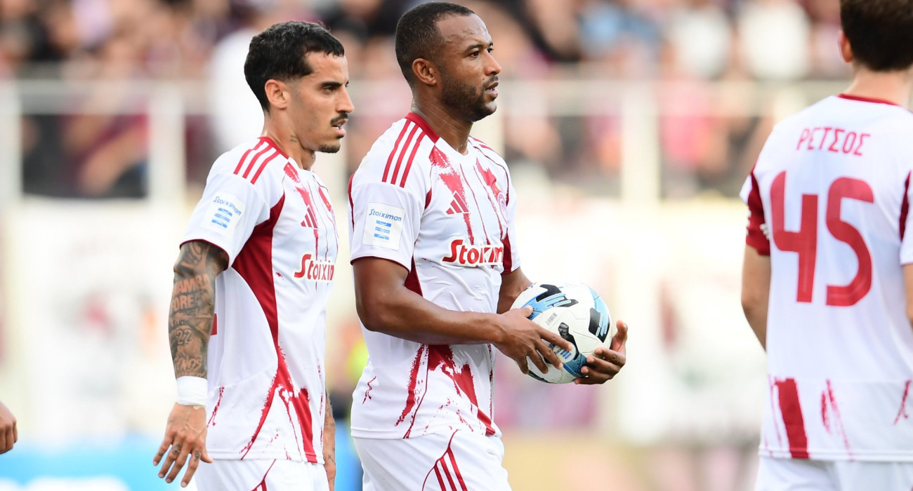 Ο Τσικίνιο και ο Ελ Κααμπί κατά την διάρκεια του αγώνα με την ΑΕΛ / Πηγή: Eurokinissi