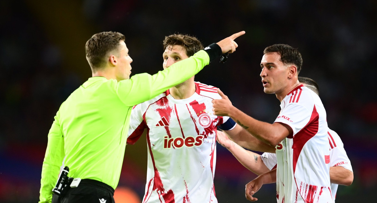 Η στιγμή της αποβολής του Έσε στο Μπαρτσελόνα - Ολυμπιακός / Πηγή: Eurokinissi