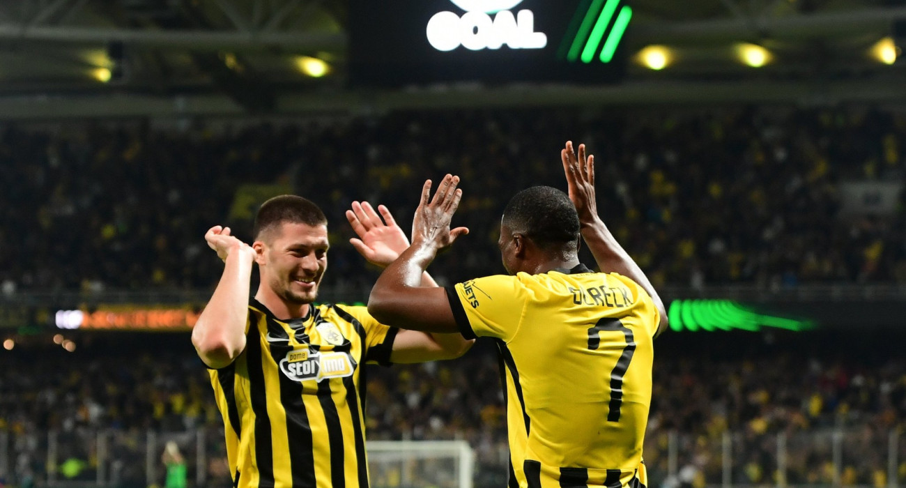 Ο Λούκα Γιόβιτς και ο Ντέρεκ Κουτέσα πανηγυρίζουν / Πηγή: Eurokinissi