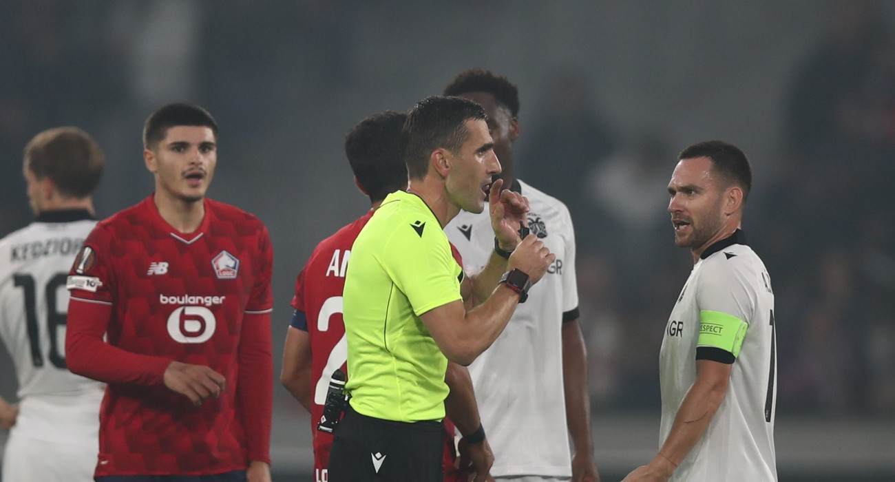 Οι παίκτες της Λιλ διαμαρτύρονται στον Νταμπάνοβιτς για πέναλτι / Πηγή: Eurokinissi