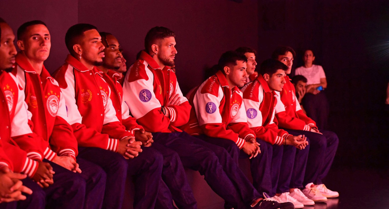 Οι παίκτες του Ολυμπιακού κατά την επίσκεψή τους στο Μουσείο στο «Γ. Καραϊσκάκης» / Πήγη: Eurokinissi