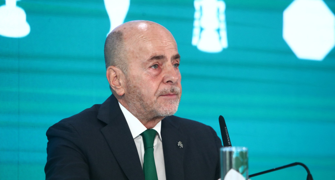 Ο Γιάννης Αλαφούζος κατά την παρουσίαση του Ράφα Μπενίτεθ / Πηγή: Eurokinissi