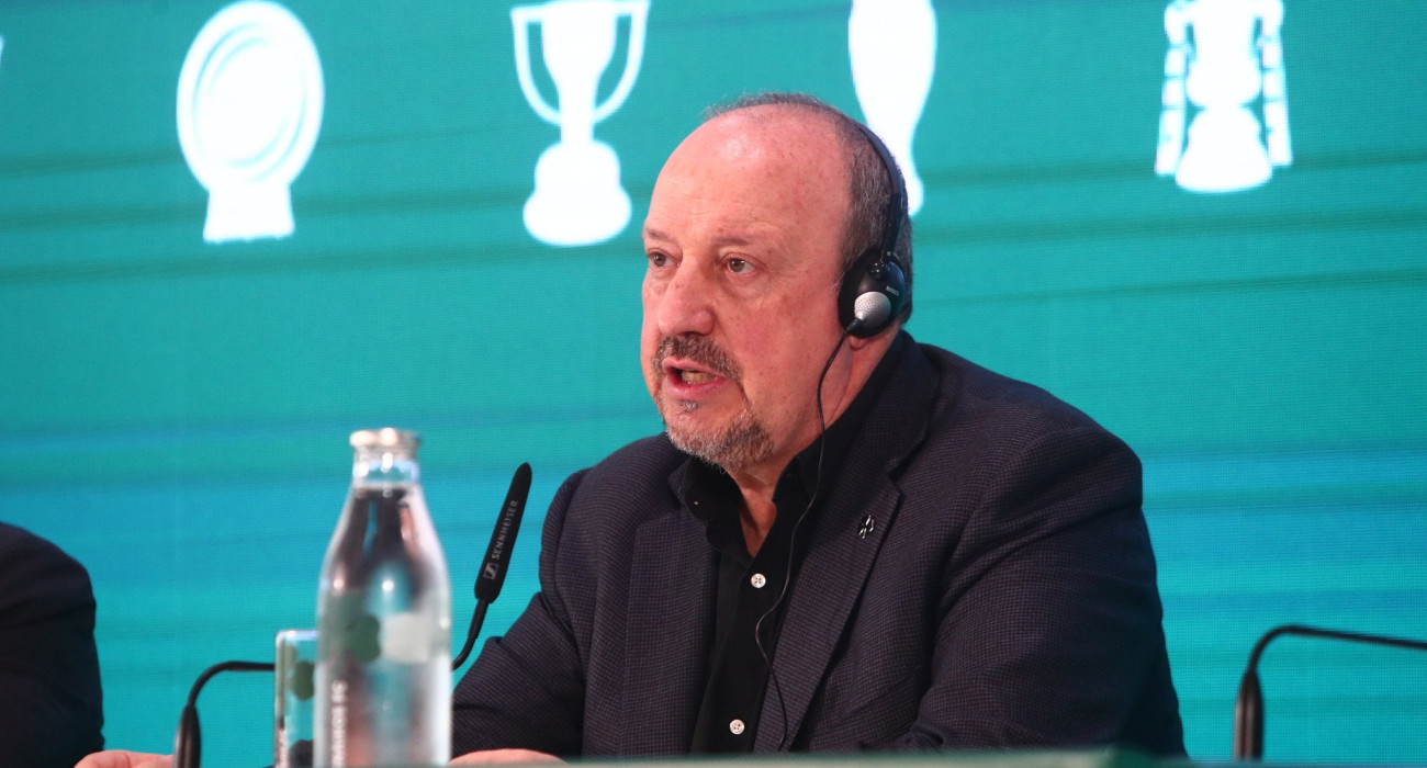 Ο Ράφα Μπενίτεθ κατά την παρουσίασή του από τον Παναθηναϊκό