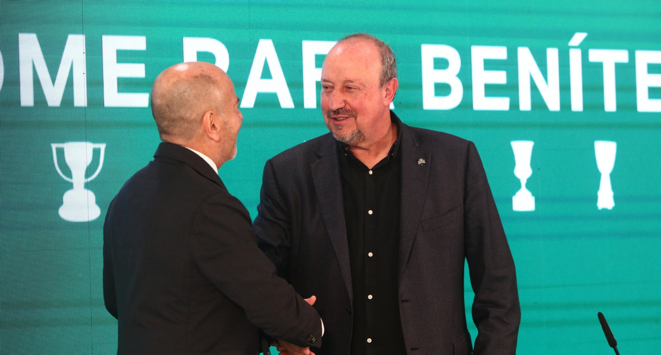 Η χειραψία του Γιάννη Αλαφούζου με τον Ράφα Μπενίτεθ/Πηγή: Eurokinissi