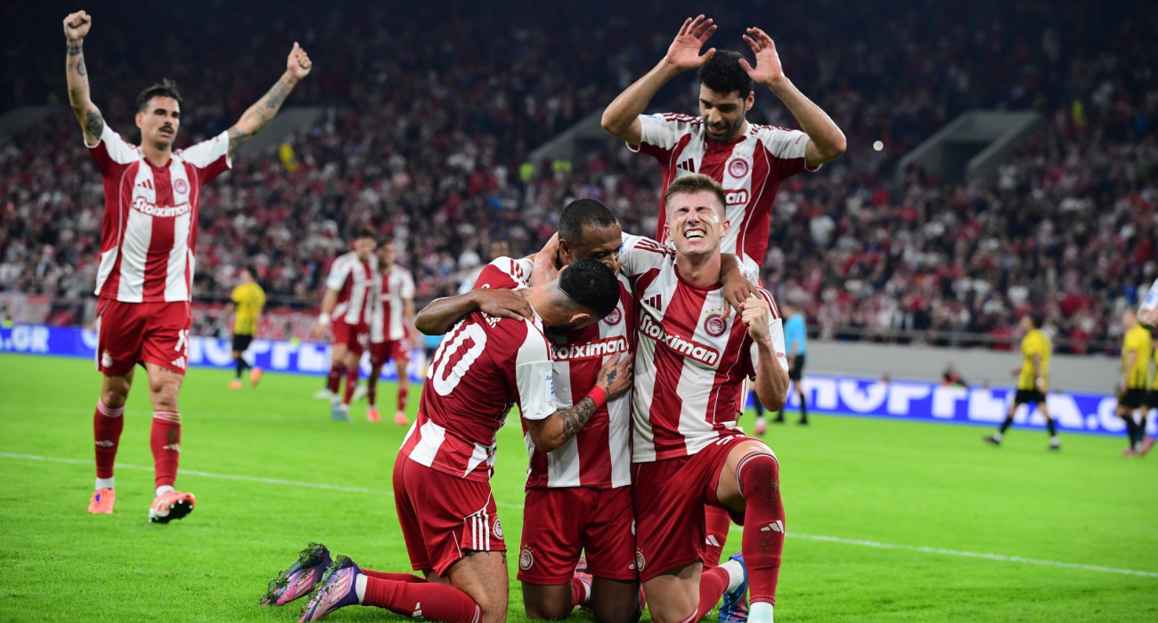 Οι παίκτες του Ολυμπιακού ένα... κουβάρι μετά το πρώτο γκολ του Ελ Κααμπί / Πηγή: Eurokinissi