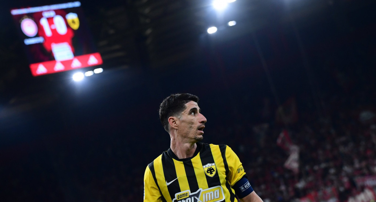 Ο Πέτρος Μάνταλος σε στιγμιότυπο από το ντέρμπι στο «Γ. Καραϊσκάκης» / Πηγή: Eurokinissi