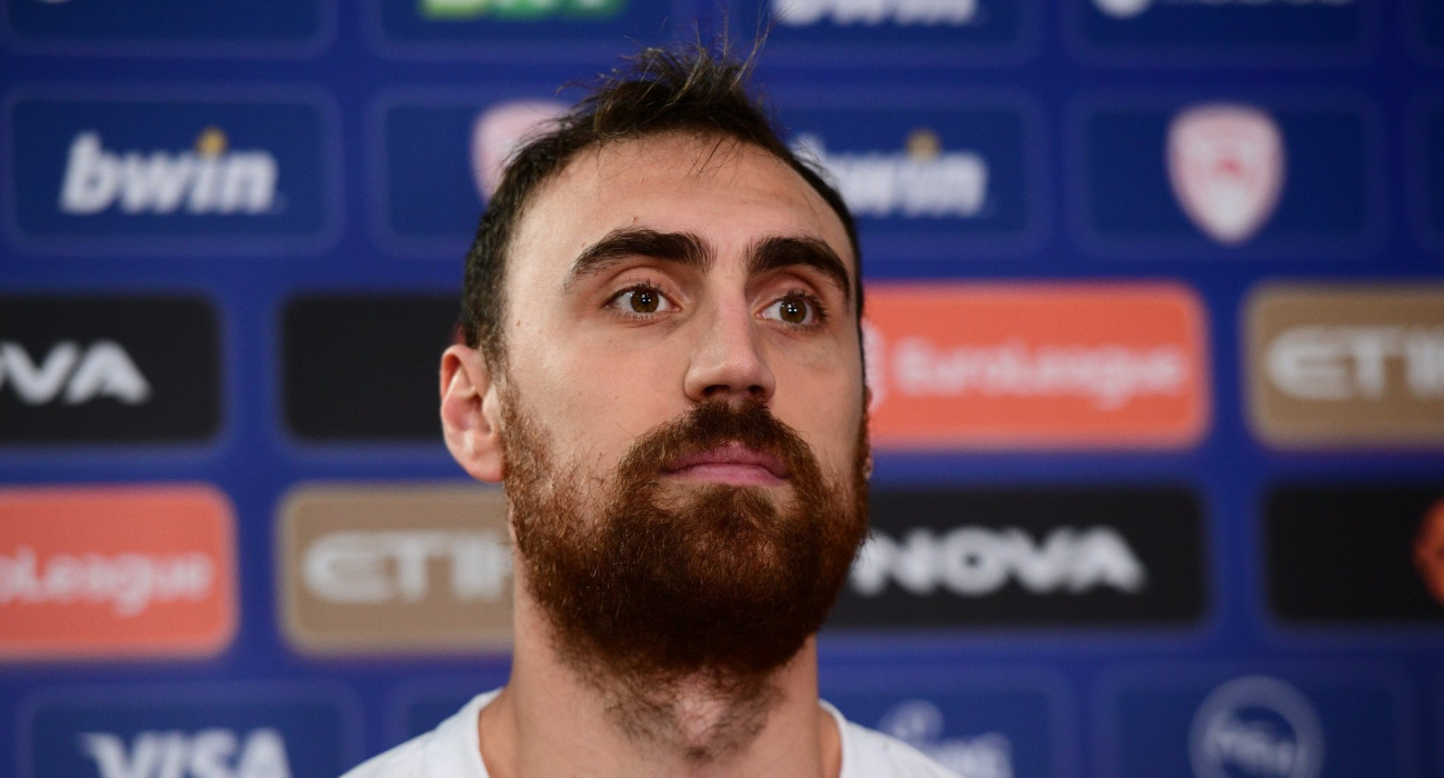 Ο Νίκολα Μιλουτίνοφ στη media day του Ολυμπιακού/Πηγή: Eurokinissi