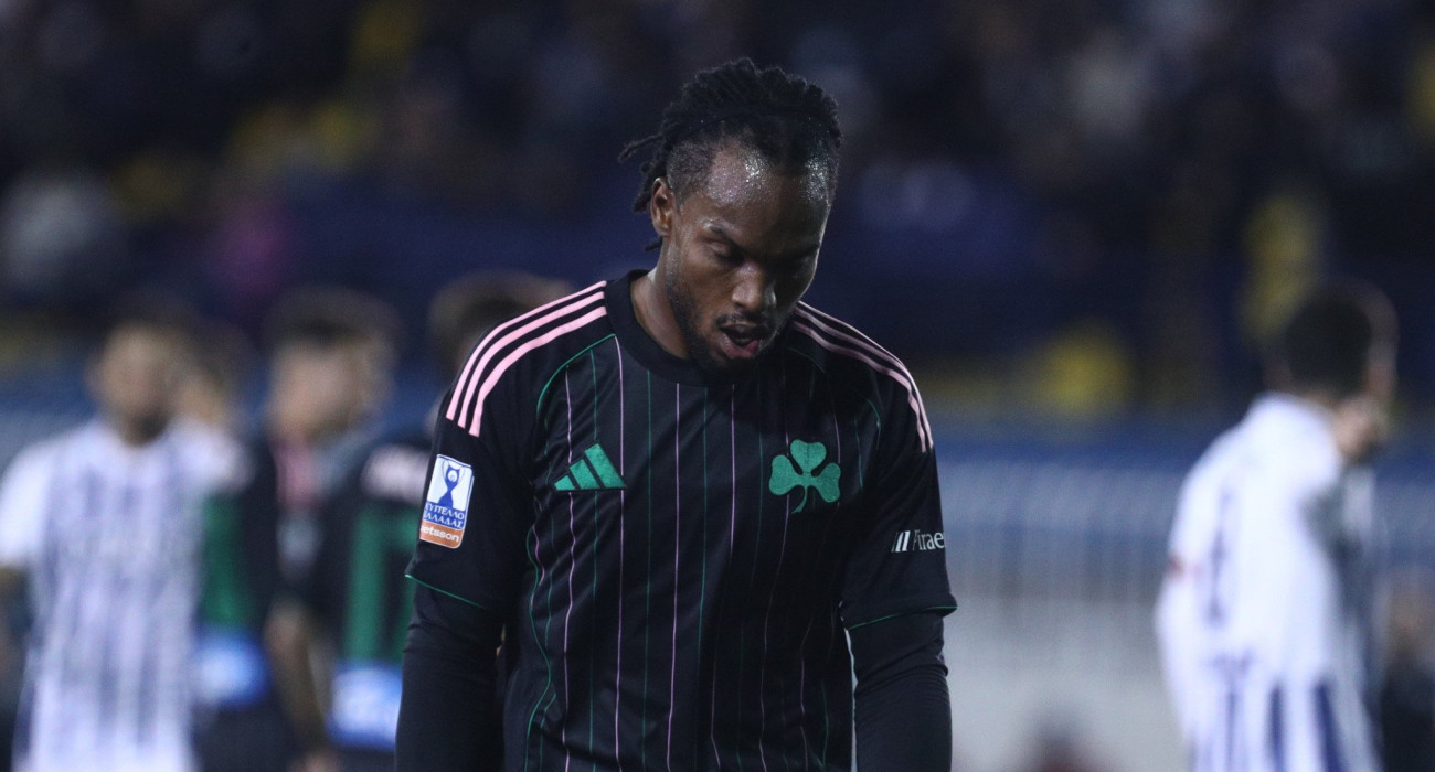 Ο Ρενάτο Σάντσες αποχωρεί τραυματίας από τον αγώνα με τον Ατρόμητο / Πηγή: Eurokinissi