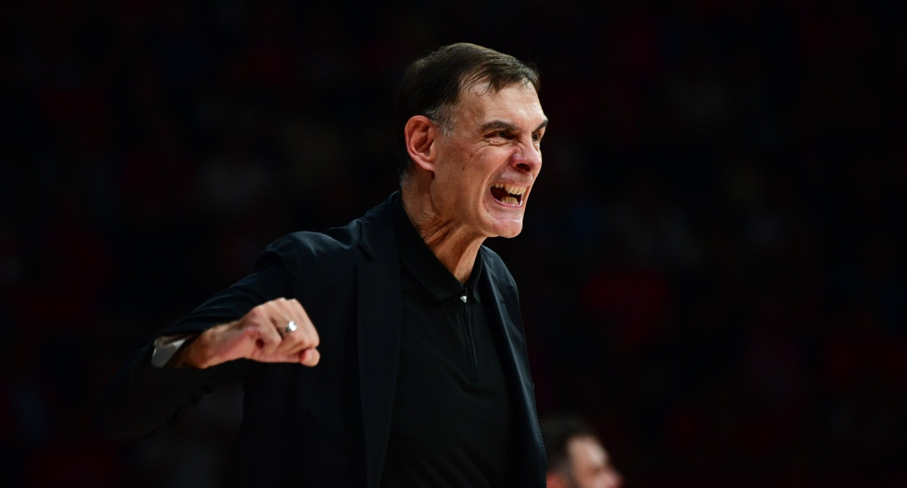 Έξαλλος ο Μπαρτζώκας με την αμυντική λειτουργία του Ολυμπιακού - Μπήκε στο παρκέ (photo)