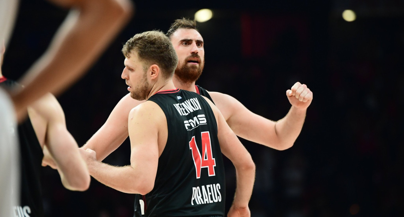 Ο Νίκολα Μιλουτίνοβ πανηγυρίζει με τον Σάσα Βεζένκοβ - Πηγή: Eurokinissi