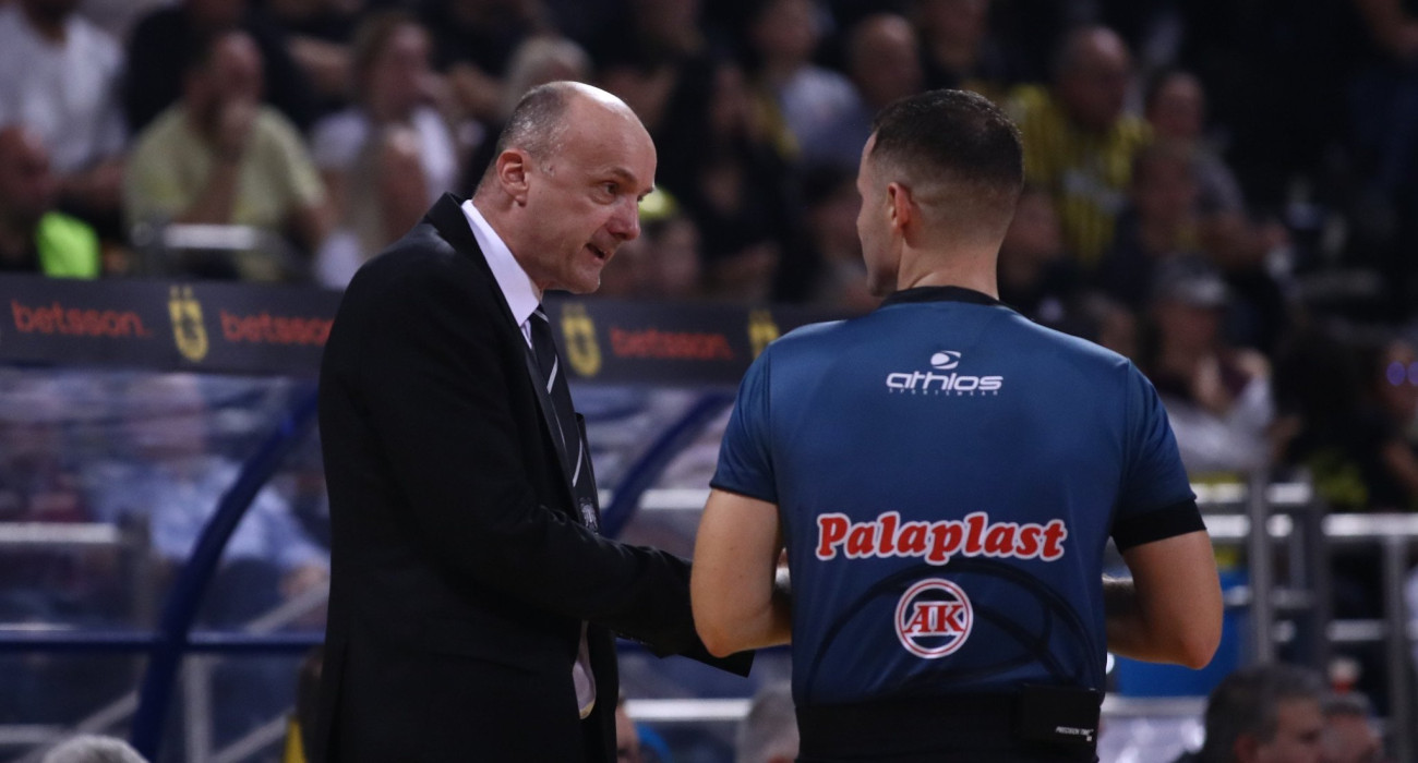 Ο Ζντοβτς συζητάει με τους διαιτητές της αναμέτρησης, Πηγή: Eurokinissi