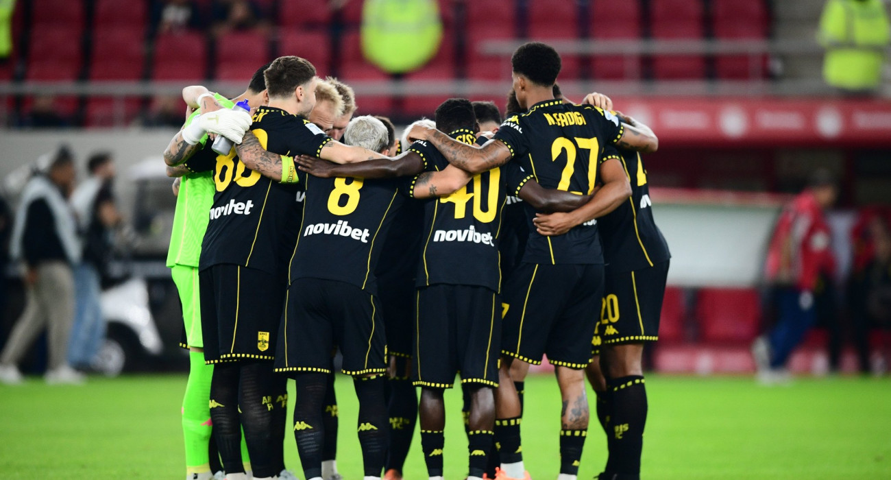 Οι παίκτες του Άρη πριν το ματς με τον Ολυμπιακό/Πηγή: Eurokinissi