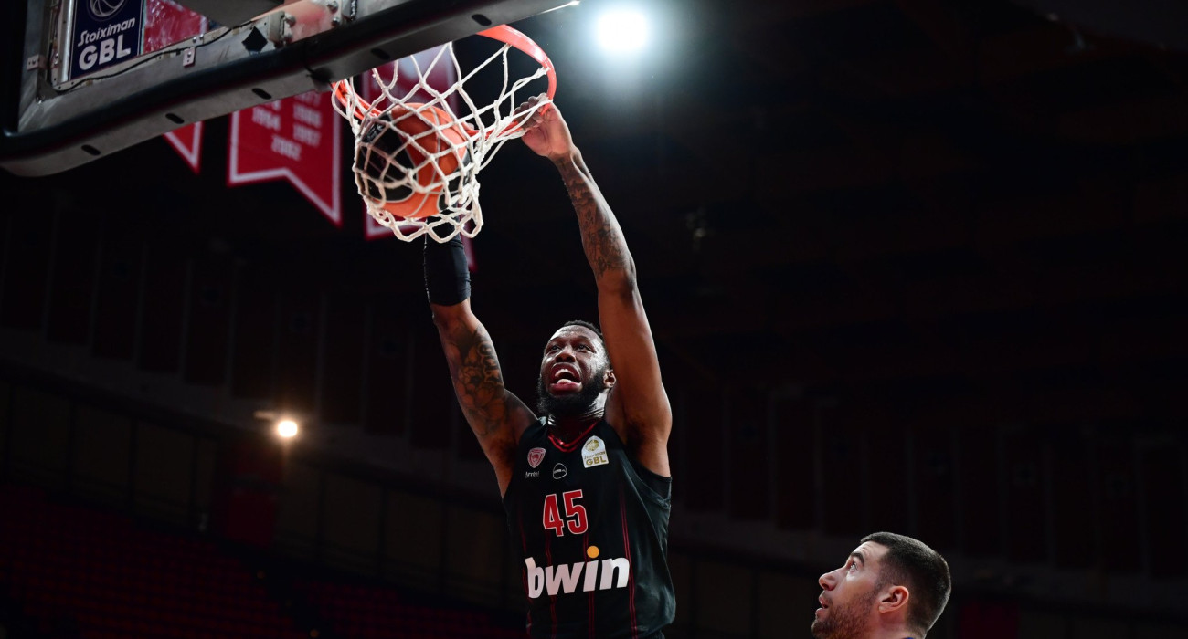 Ο Ολυμπιακός κέρδισε τον Ηρακλή στο ΣΕΦ με κορυφαίους Βεζένκοφ - Χολ για το 5/5