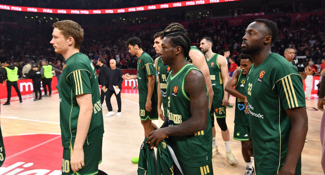 Οι παίκτες του Παναθηναϊκού μετά την ήττα από τον Ερυθρό Αστέρα/Πηγή: Eurokinissi