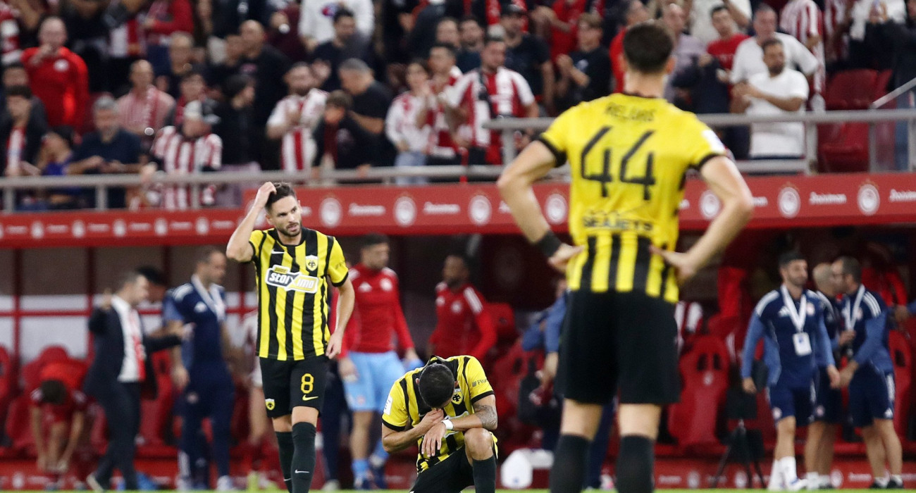 Απογοητευμένοι παίκτες της ΑΕΚ μετά την ήττα από τον Ολυμπιακό / Πηγή: Intime