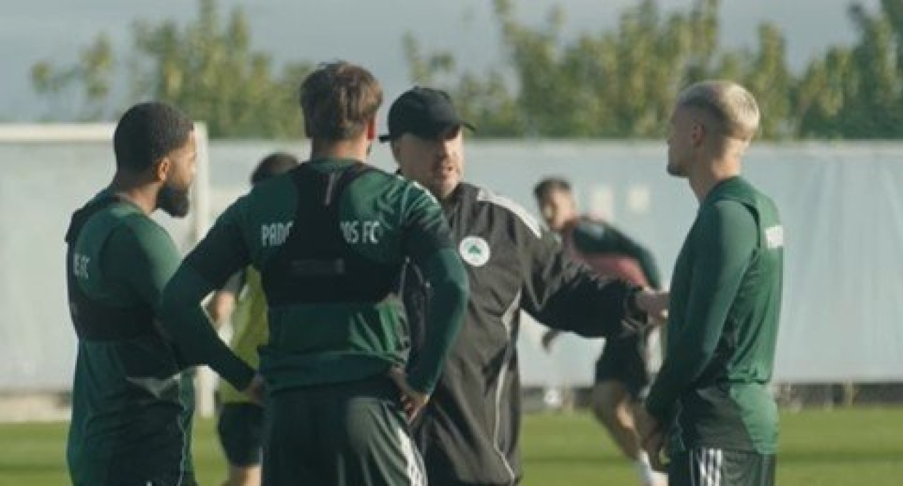 Ο Ράφα Μπενίτεθ στην προπόνηση του Παναθηναϊκού / Screenshot