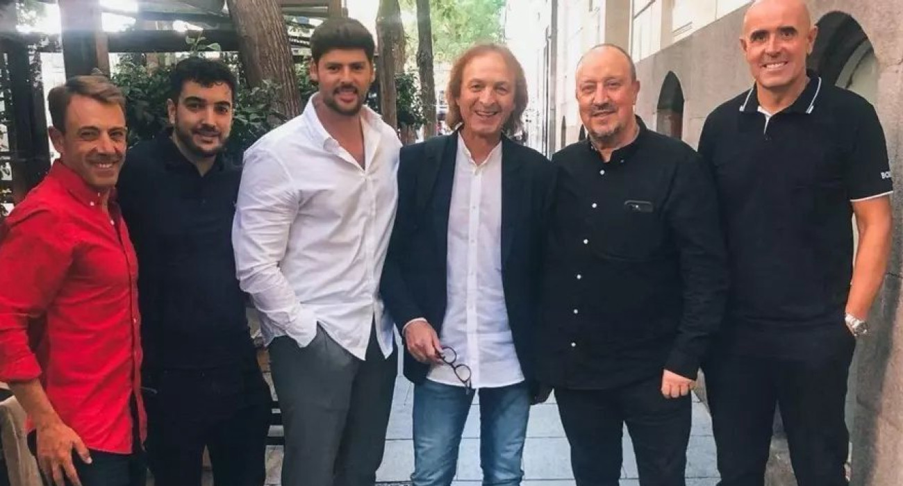 Οι «Πέρικο» και Πέδρο Χιμένεθ Κάμπος, μαζί με τον Ράφα Μπενίτεθ και το υπόλοιπο τιμ του - ΠΗΓΗ: LinkedIn Πέδρο Χιμένεθ Κάμπος