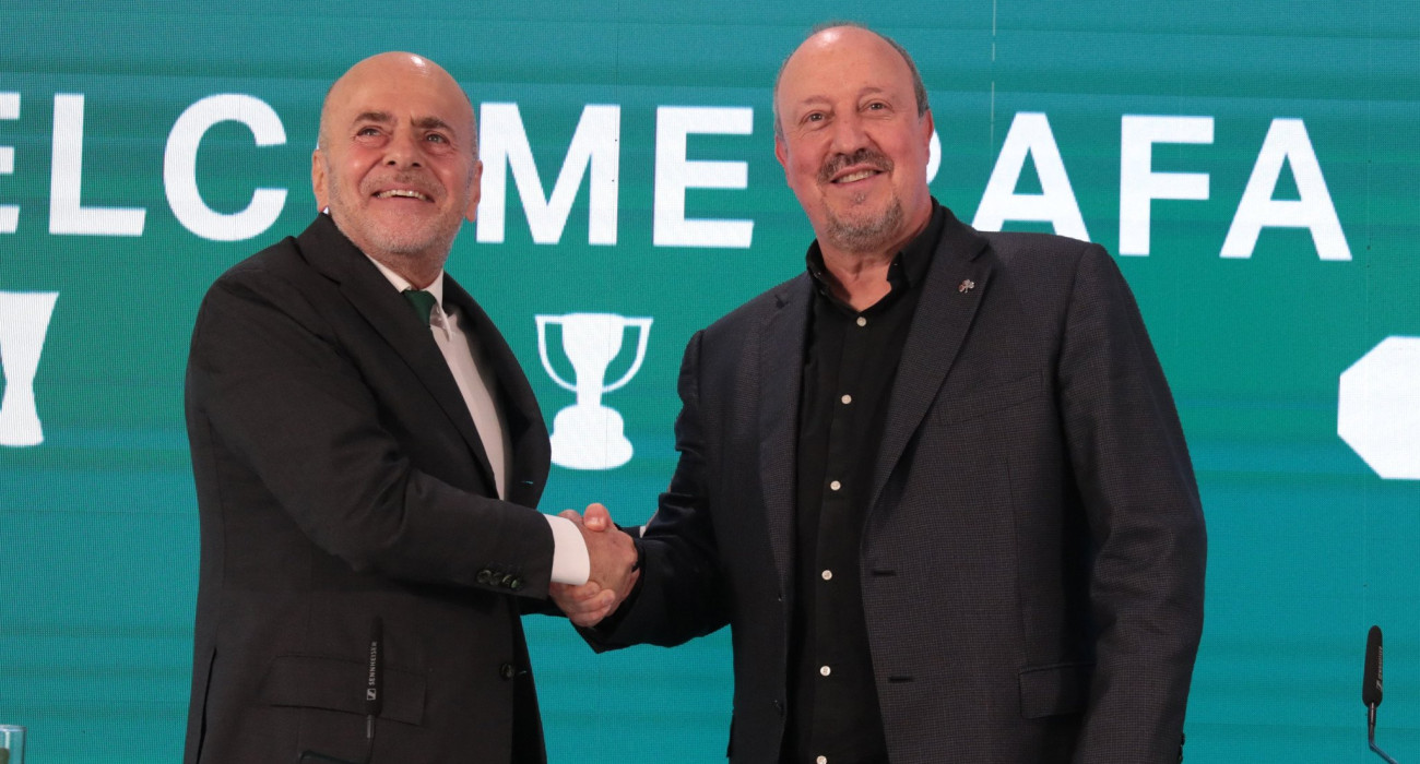 Ο μεγαλομέτοχος του Παναθηναϊκού, Γιάννης Αλαφούζος με τον Ράφα Μπενίτεθ κατά την επίσημη παρουσίαση του Ισπανού τεχνικού - ΠΗΓΗ: ΙΝΤΙΜΕ