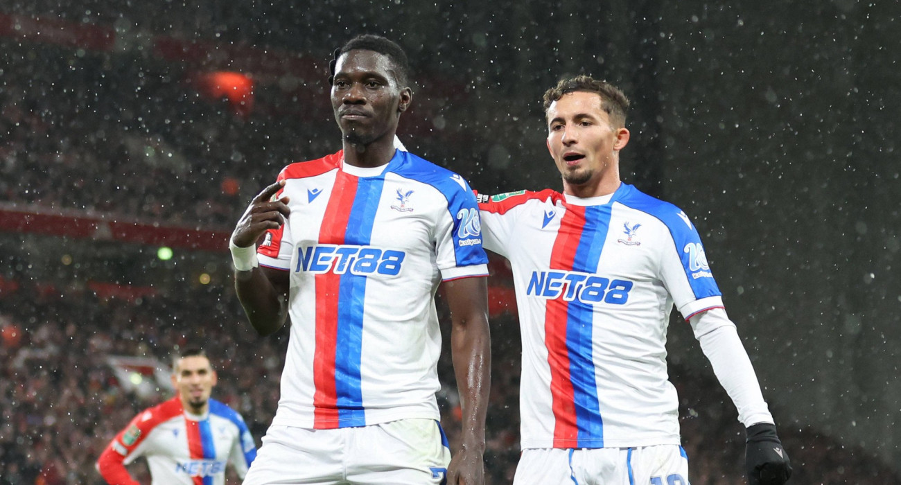 Ισμάιλα Σαρ και Γέρεμι Πίνο πανηγυρίζουν τη νίκη της Κρίσταλ Πάλας / Πηγή: Imago