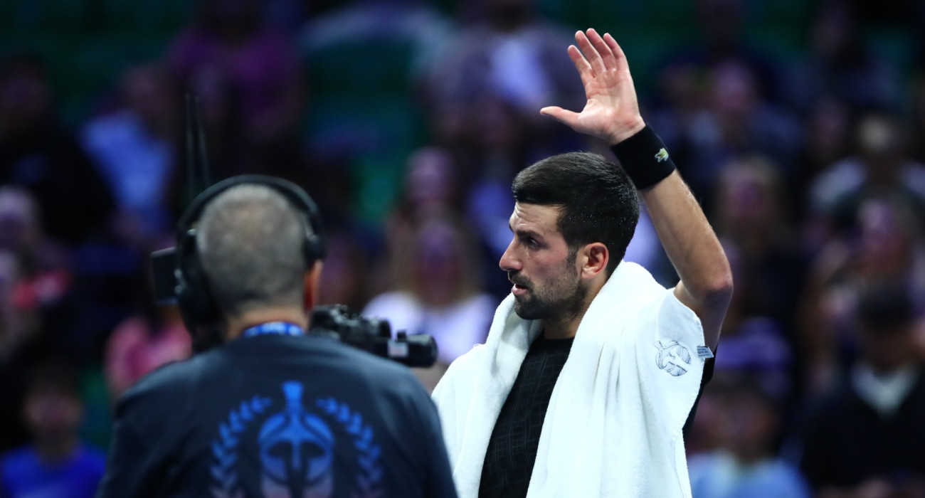 Ο Νόβακ Τζόκοβιτς χαιρετάει το ελληνικό κοινό μετά από προπόνησή του / Πηγή: Eurokinissi