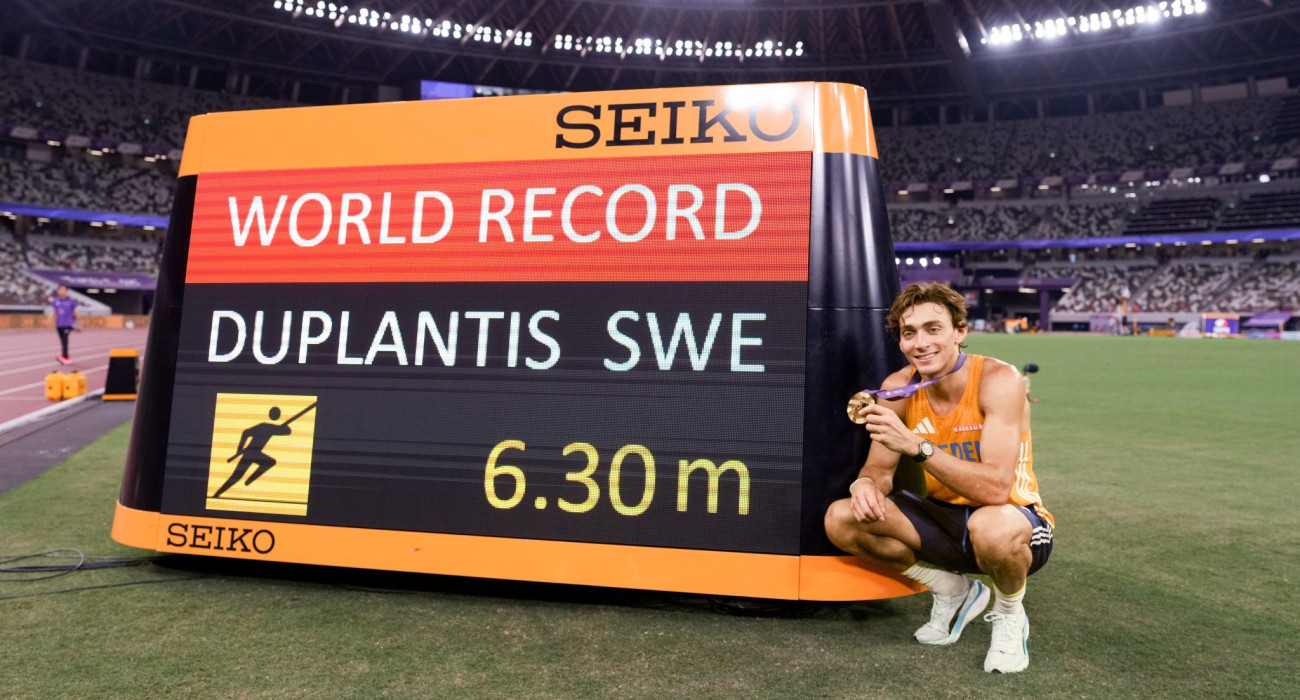 Ο Μόντο Ντουπλάντις ποζάρει δίπλα στον πίνακα με το παγκόσμιο ρεκόρ του / Πηγή: Dan Vernon for World Athletics