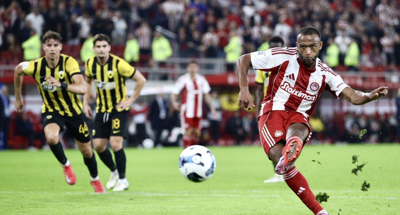 Ο Αγιούμπ Ελ Κααμπί στην εκτέλεση του πέναλτι / Πηγή: Eurokinissi