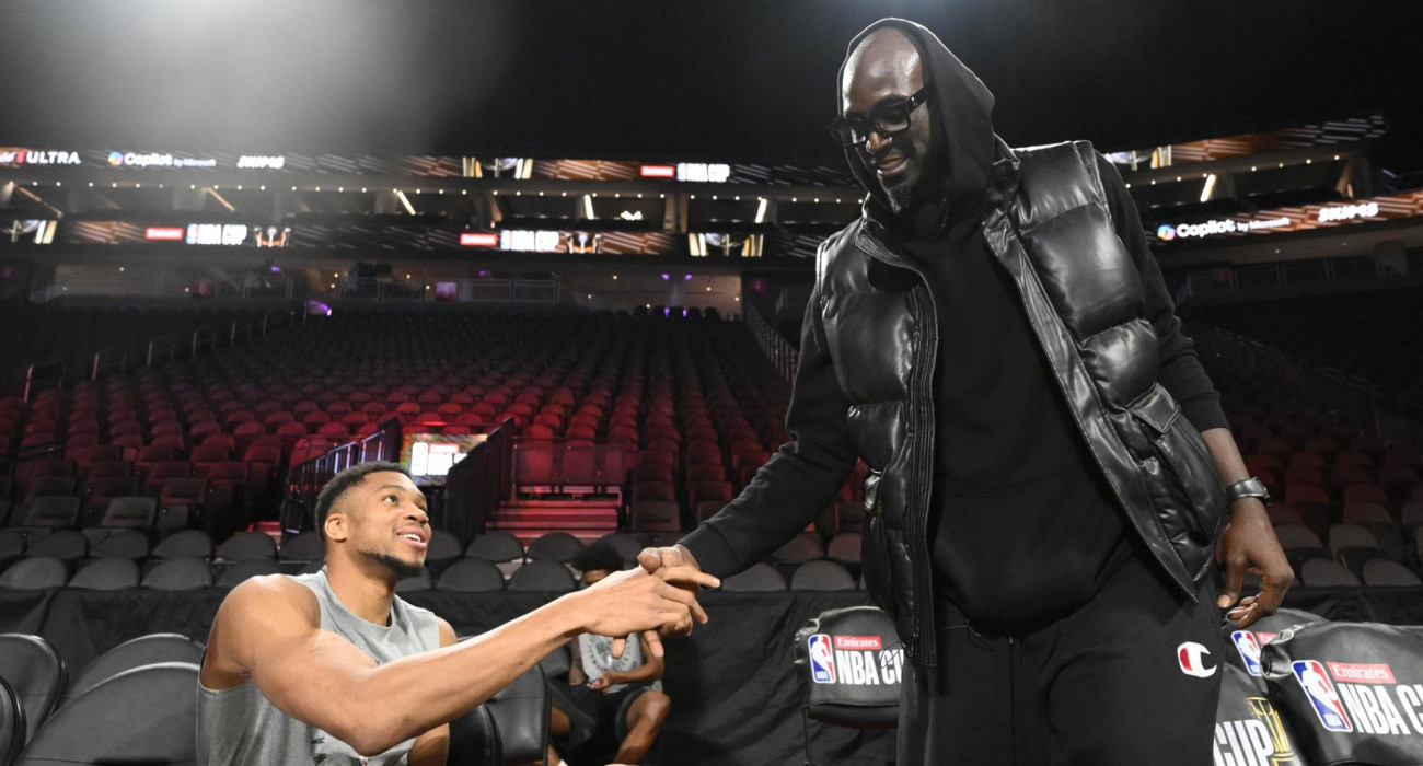 Ο Κέβιν Γκαρνέτ κάνει χειραψία με τον Γιάννη Αντετοκούνμπο, Πηγή: David Dow/NBAE via Getty Images/Ideal Images